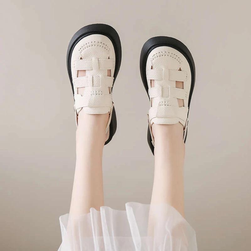 Мода 2024 года. Новые босоножки на танкетке и платформе. Женские сандалии-гладиаторы из искусственной кожи с ажурной подошвой. Летние женские сандалии на толстой подошве.