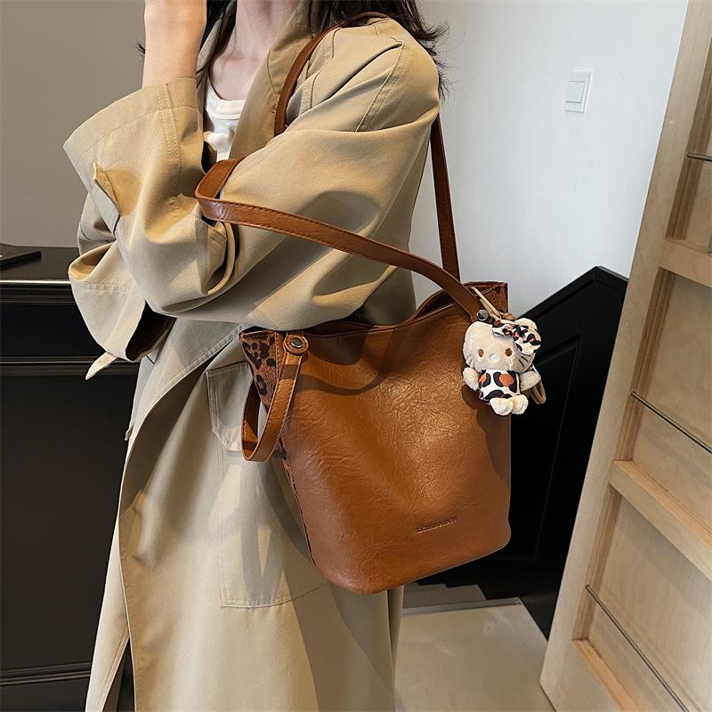 Retro Simple Large-Capacity Bucket Bag Women'S Autumn Fashion High-End Single Shoulder Armpit Bag
