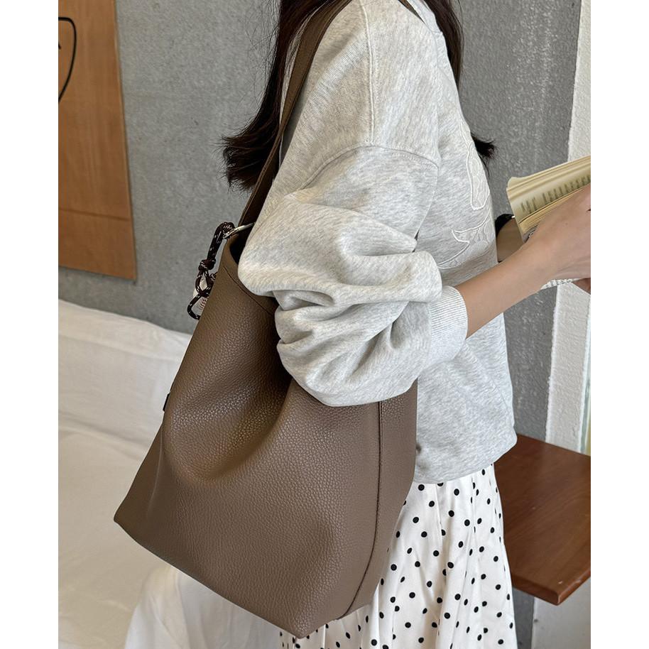 IELGY Autumn Winter Simple Large-Capacity One-Shoulder Underarm Bag Commuter Retro Bucket Bag