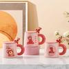 Милая мультяшная керамическая чашка Розовая кружка с медведем с крышкой и ложкой Чашка для питья воды для девушки с высоким вкусом Офисная кофейная чашка