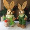 Набор из 2 пасхальных украшений: фигурка соломенного кролика, настольный декор, статуэтка пары кроликов с морковными яйцами, весенний декор, центральный элемент для домашнего стола, фермерского дома