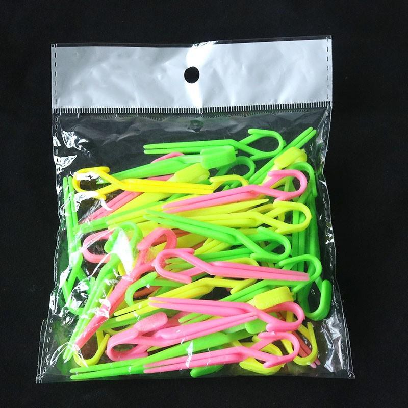 Парикмахерские зажимы для разделения прядей и их фиксации, а также бумага для химической завивки холодного типа.