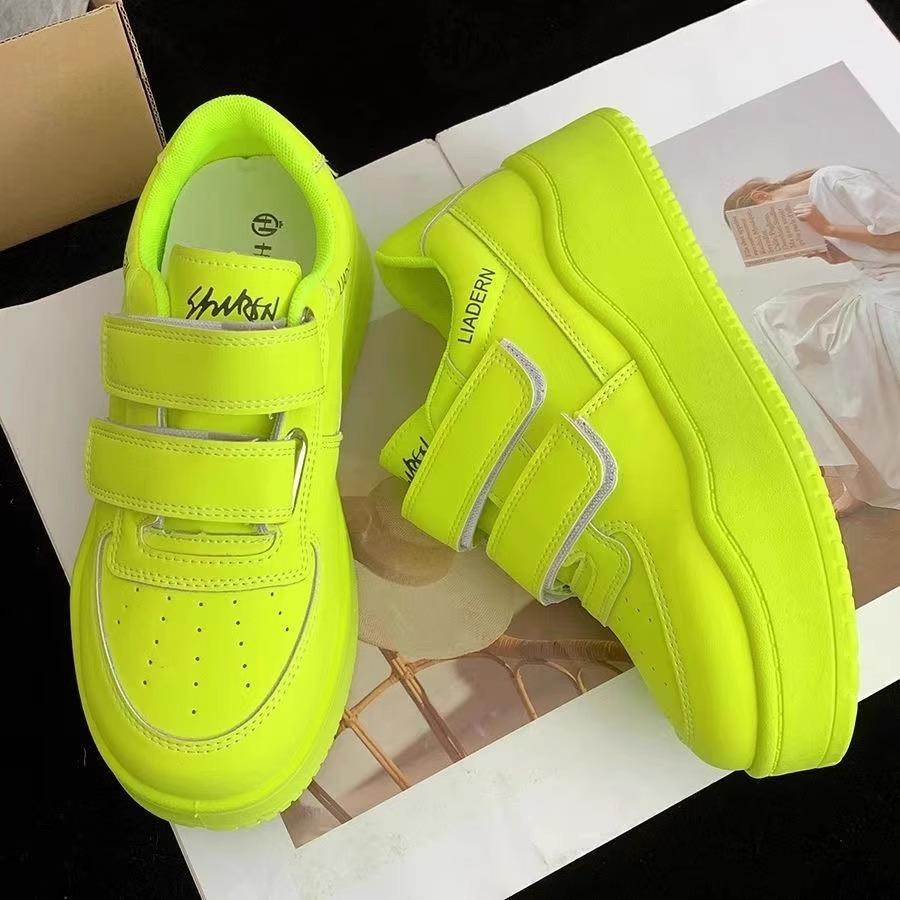 Корейская версия легких и универсальных женских туфель на липучках 2025 новая популярная летне-осенняя обувь на толстой подошве-маффине, повседневные маленькие белые кеды