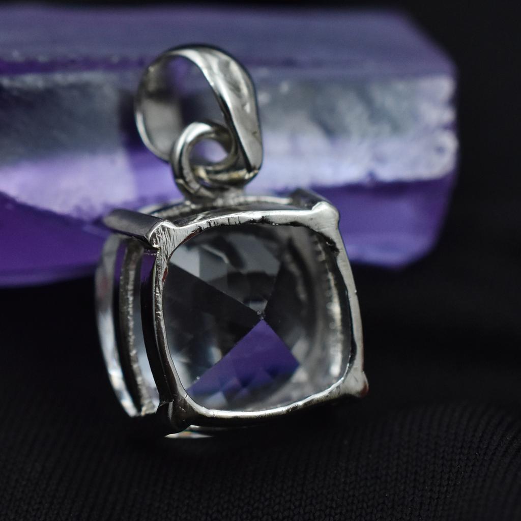 Кулон 30 карат серебристо-белый квадратной огранки кушон с натуральным сапфиром СЕРТИФИЦИРОВАННЫЙ AR-3634-Sa