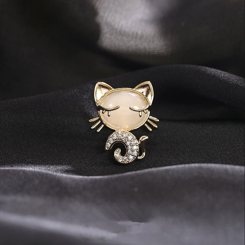 Elegant Kitten Zircon Brooch: Cat's Eye Stone Pin for Lapel Corsage and Anti-Exposure Style.