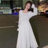 Белое длинное платье с квадратным вырезом и расклешенными рукавами на талии, черные тонкие трапециевидные женские универсальные платья в нежном стиле
