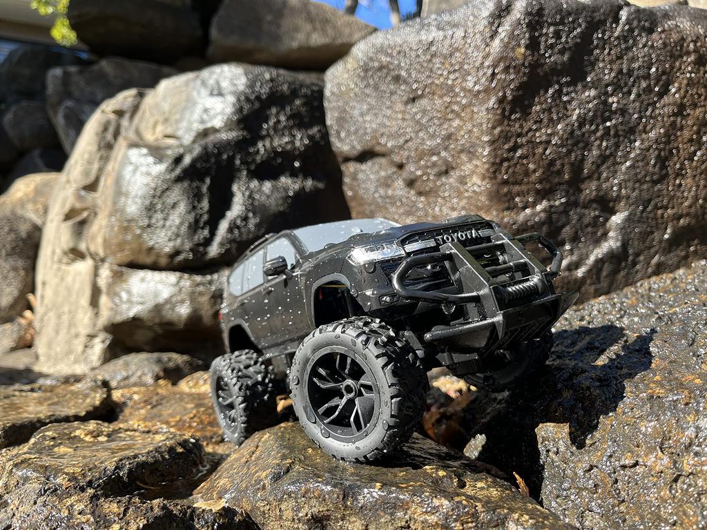 Happinet Масштаб 1/20 Радиоуправляемый Toyota Land Cruiser GR SPORT (Возраст от 6 лет)
