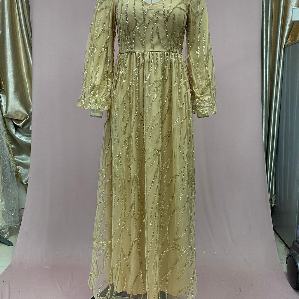 Вечернее платье, обильно украшенное бисером, роскошным кружевом и пайетками ручной работы для создания гламурного и соблазнительного аристократического образа.