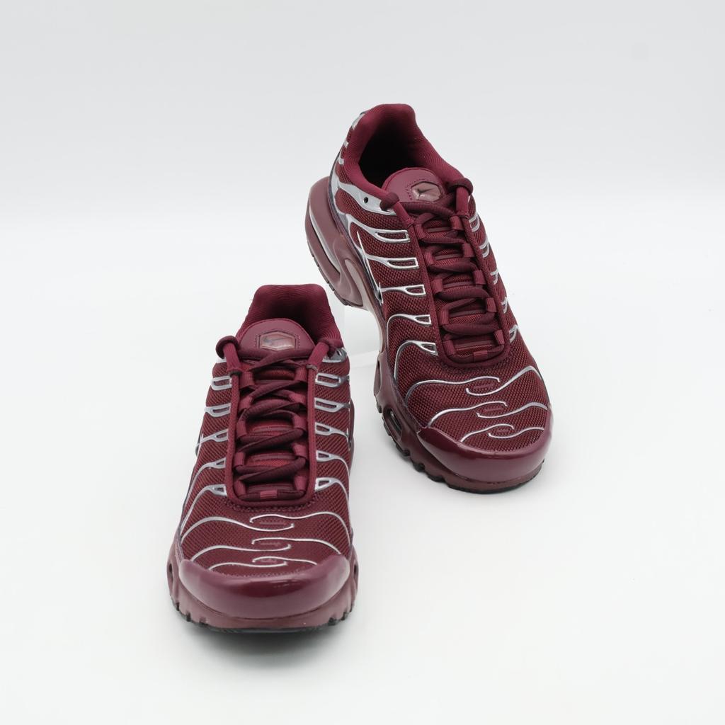 HJ9743-600 Nike Air Max Plus SE Ночной Бордовый Темно-Командный Красный Металлик (Женский)