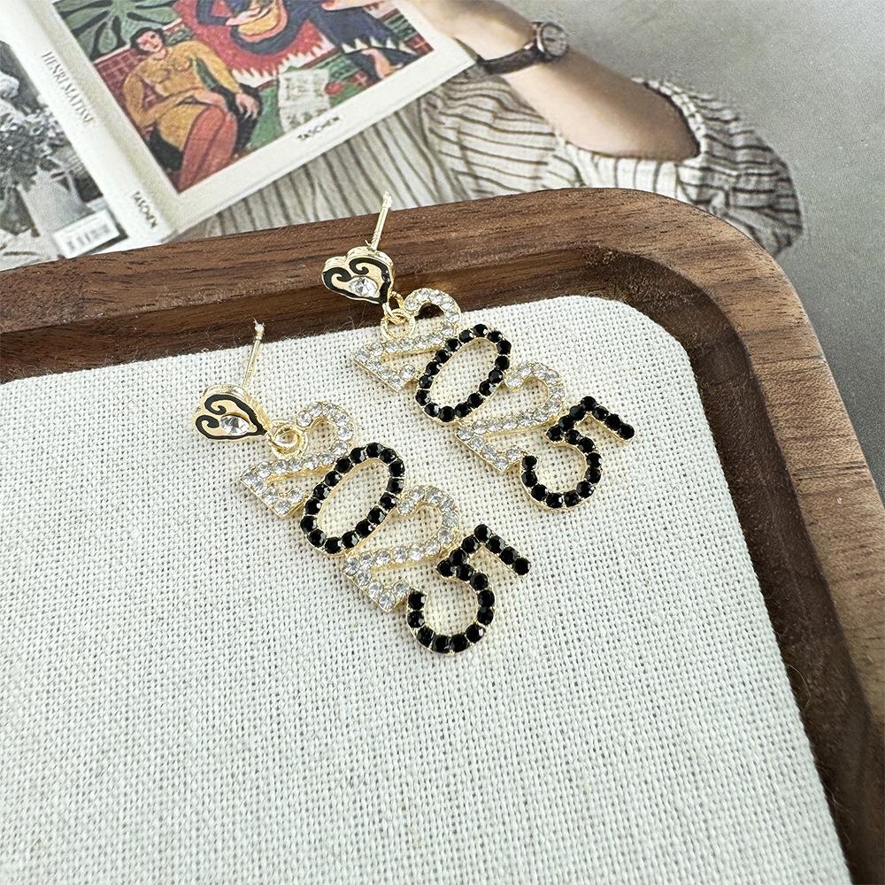 Модные и универсальные цифровые серьги 2025 года, персонализированные серьги с буквенным алфавитом и универсальные бриллиантовые серьги