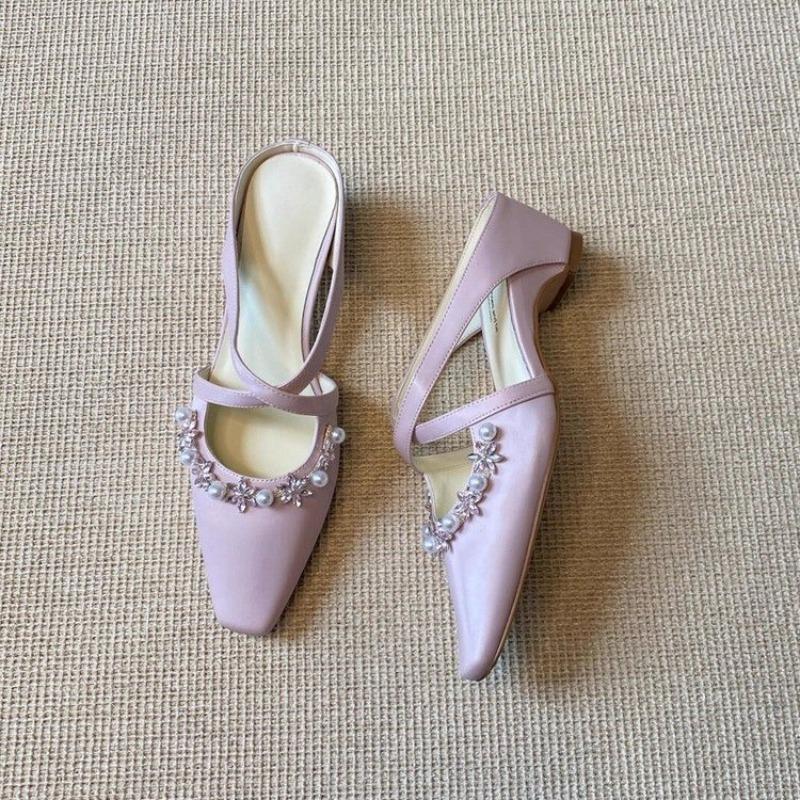 Модные новые полушлепанцы баотоу с перекрестными ремешками в французском стиле, с квадратным носком и мелким вырезом, сандалии и шлепанцы, подчеркивающие темперамент