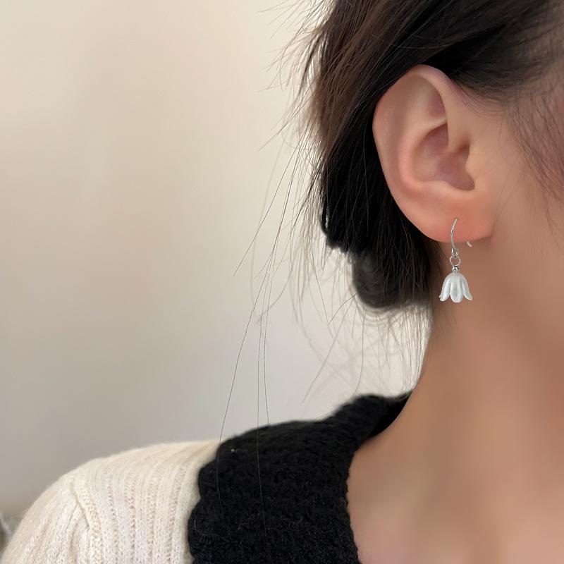 Оригинальный дизайн Sense Цветок Ландыша Серьги-крючки Ретро Чай Темперамент Цветок Бахрома Асимметричные серьги Хотан Нефрит