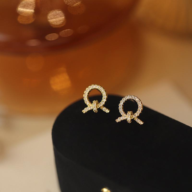 Увеличенные круглые серьги: Уникальный европейский и американский металл, блестящая мода высокого класса для женщин.