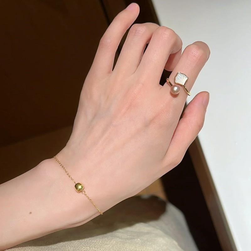 Trendy S925 Pure Silver Ring With Beautiful Pearl Floral Detailing For Women