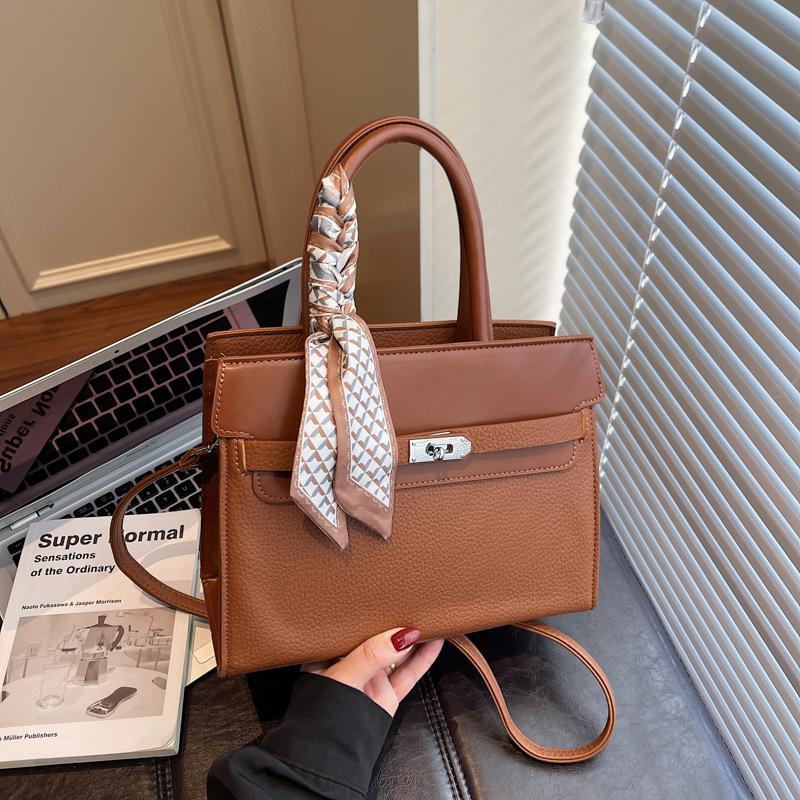 Premium sense retro handbag bag women's autumn and winter 2025 popular versatile commuter shoulder bag crossbody small square bag