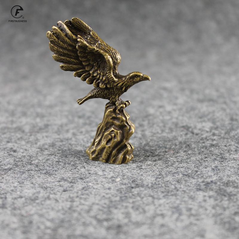 Антикварные ornaments из цельной меди Статуэтка молодого орла из бронзы Латунные миниатюрные фигурки Домашние украшения Декор для офисного стола Чайные питомцы