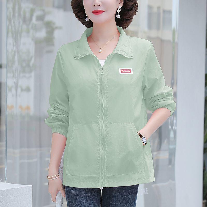 Женская куртка большого размера на весну-лето, однотонная, свободного кроя, на молнии, короткая, с лацканами, тонкая, с легкой защитой от солнца