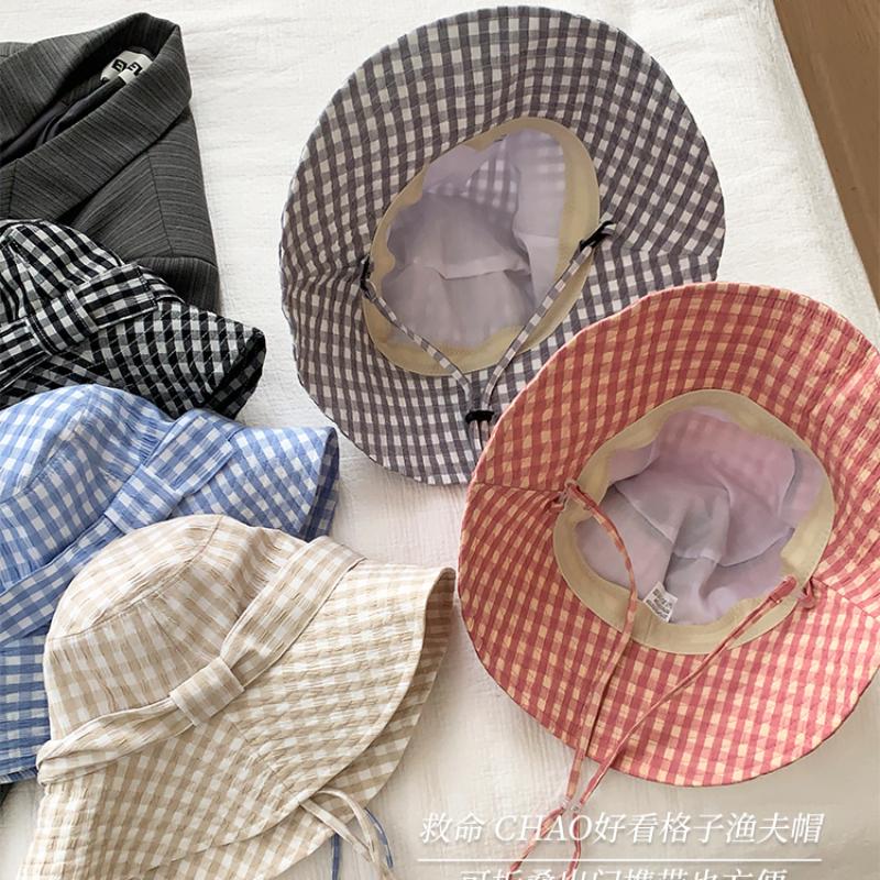 Корейская версия милой клетчатой шляпы-ведра с ремешком для летних путешествий с защитой от ультрафиолета и большими полями, универсальные солнцезащитные кепки для женщин