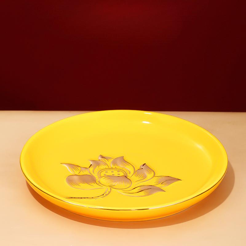 Подношение Будде фруктовой тарелки Поклонение богам дома, подношение Богу богатства с помощью керамических фруктовых тарелок Подношение Будде