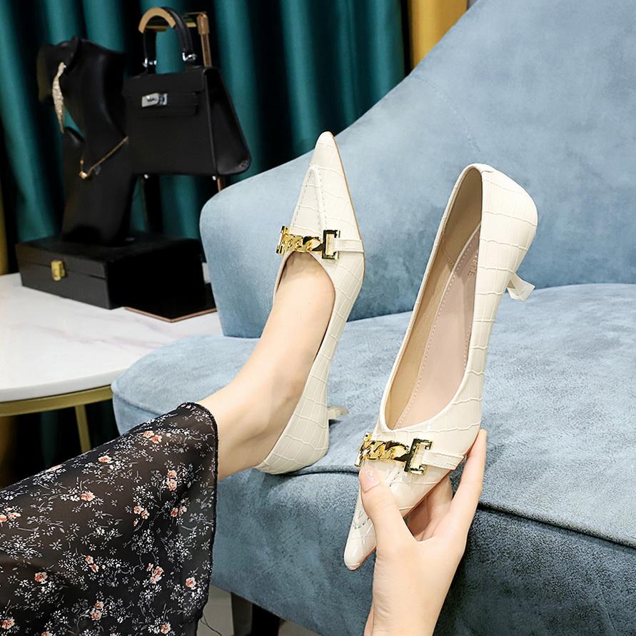 Женские блестящие лакированные туфли с острым носком и металлической цепочкой, декоративные туфли на среднем каблуке