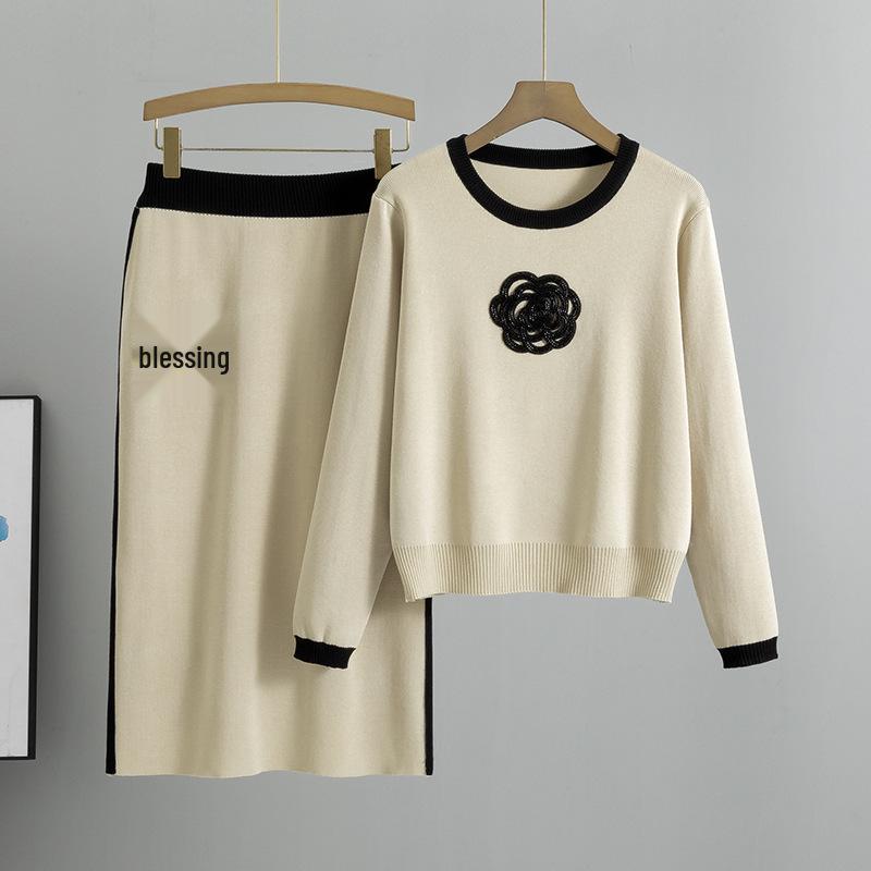 Женский корейский вязаный комплект с камелиями: Элегантный топ с круглым вырезом и облегающая юбка - комплект из двух предметов