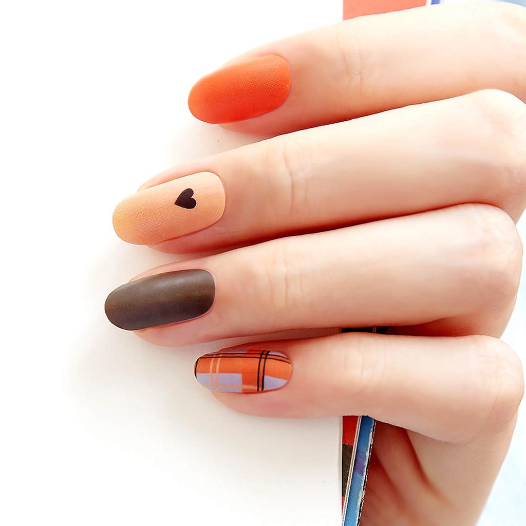 Теплые тона наклейки для ногтей 24 шт. | Самоклеящиеся полоски, Микс карамели и клетки, Быстрый 5-минутный маникюр