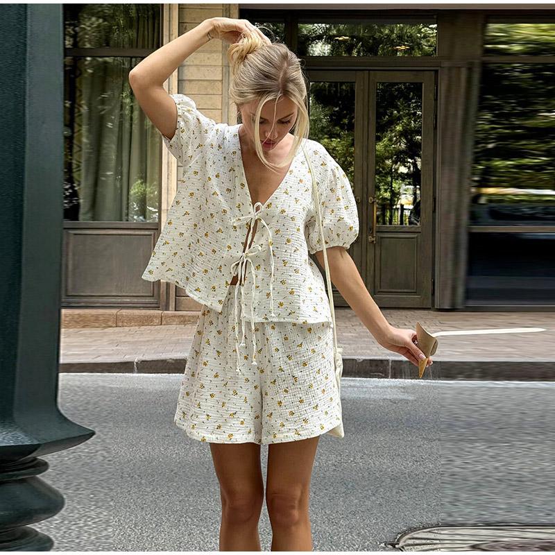 Повседневный принт Шнуровка Женский комплект рубашки Короткий рукав V-образный вырез Топ Широкие брюки с высокой талией Женские шорты Новинка Праздничный костюм