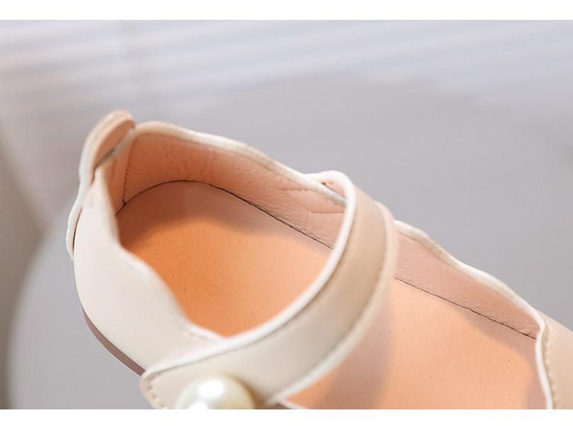 Туфли из кожи с квадратным носком и крупными жемчужинами для девочек, балетки принцессы и мягкие танцевальные туфли. Модная и стильная обувь для маленьких девочек.