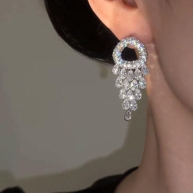 Серьги-гвоздики с кисточками "Серебряная игла" с круглыми фианитами в форме капли воды - Изысканные, Модные, Универсальные Высококачественные Аксессуары для Женщин