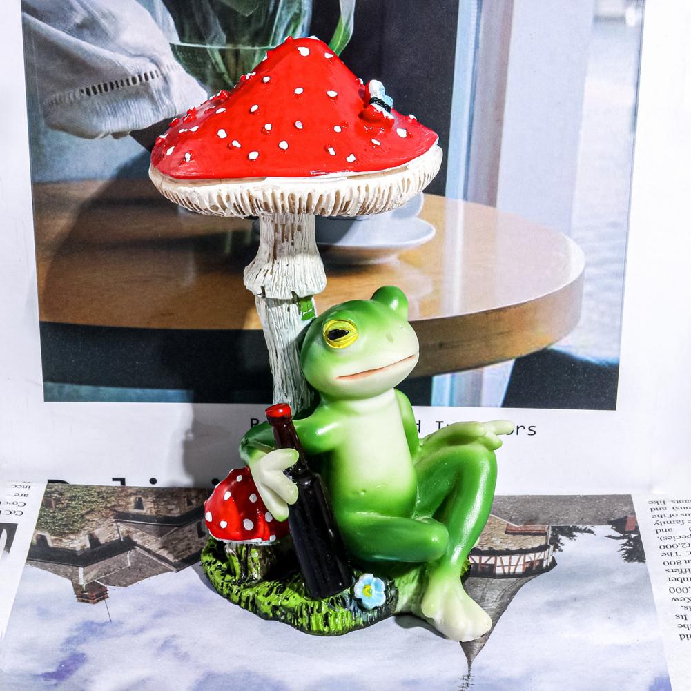 Red Mushroom Drinking Frog Statue Holding Beer Bottle Sitting Frog Resin Figurine Indoor Outdoor Garden Decoration Ornament