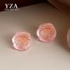 Прозрачные розовые серьги-гвоздики с розой из смолы - Простые, универсальные и милые нишевые аксессуары