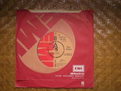 7-дюймовая пластинка МАЙК МАКГИР - Ничего не делать весь день EMI2484PROMO EMI 1976 Великобритания Поп Б/У