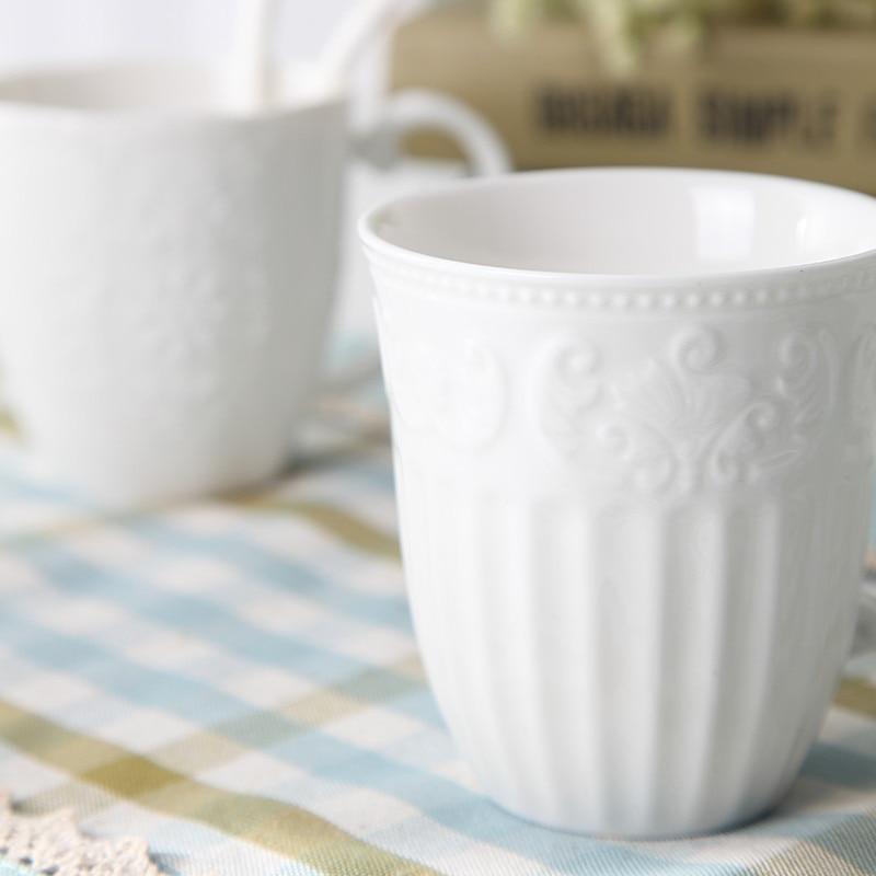 Европейская белая фарфоровая кофейная кружка с тиснением розы, костяной фарфор, винтажная кружка для завтрака, молока, офисная чашка для чая, посуда для напитков