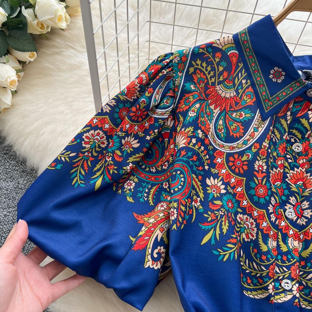 Модное принтованное платье этого лета — это ретро-элегантное платье с зауженной талией и рукавами-фонариками.