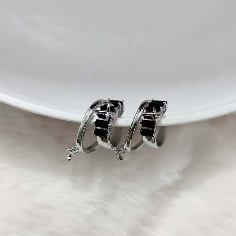 Punk Black Zircon Star Ear Clip for Women Simple Metal Four Pointed Star Non Piercing Earrings Charm Jewelry Accessories