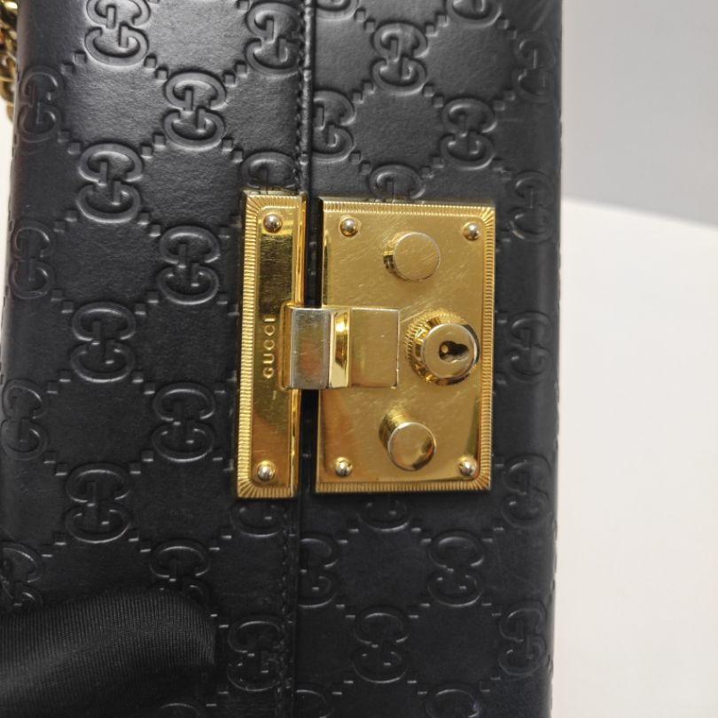 [Pre-Owned] Padlock Metal Lock Logo Embossed Leather Shoulder Bag - Very Good #9PIJI7