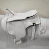 Белое безленчиковое синтетическое седло с дополнительными панелями для лошадей. Доступны все размеры для лошадей.