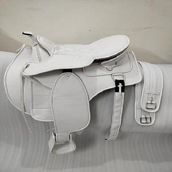 Белое безленчиковое синтетическое седло с дополнительными панелями для лошадей. Доступны все размеры для лошадей.