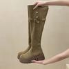 Двое носят сложенные ботинки на толстой подошве для женщин осенью и зимой 2025 года, новые ботинки с маленькой толстой подошвой и большим обхватом голенища, которые делают ноги стройными и высокими.