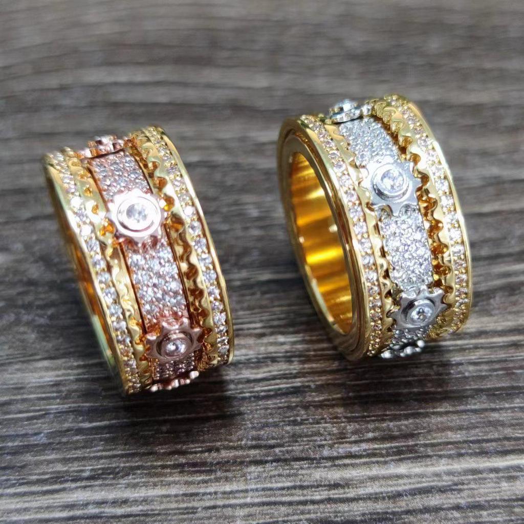 Starlit Twist: Unisex Rotating Diamond Ring - Fashionable and Unique Design