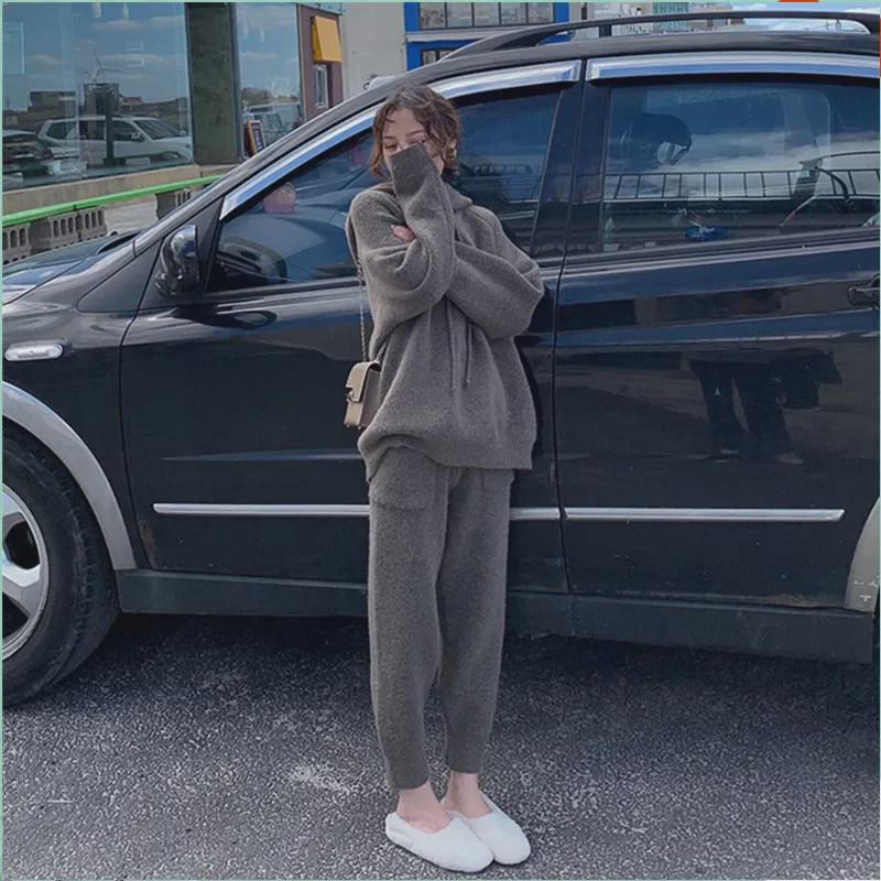 Женский трикотажный костюм осень/зима 2023 года: Свободный свитер с капюшоном и брюки-морковки