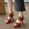2024 Модные женские босоножки Лето Квадратный носок Высокий каблук Перекрестная пряжка Эластичная ткань Женские туфли Каблуки 9 см