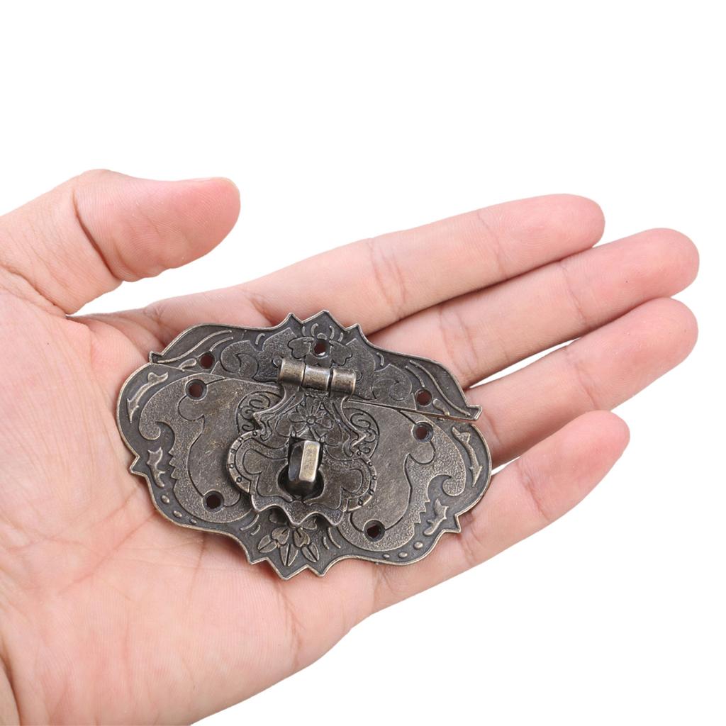 Винтажный замок для деревянных ящиков. Простая в использовании фурнитура. Простая в использовании фурнитура. Декоративный замок, идеально подходящий для защиты вещей.