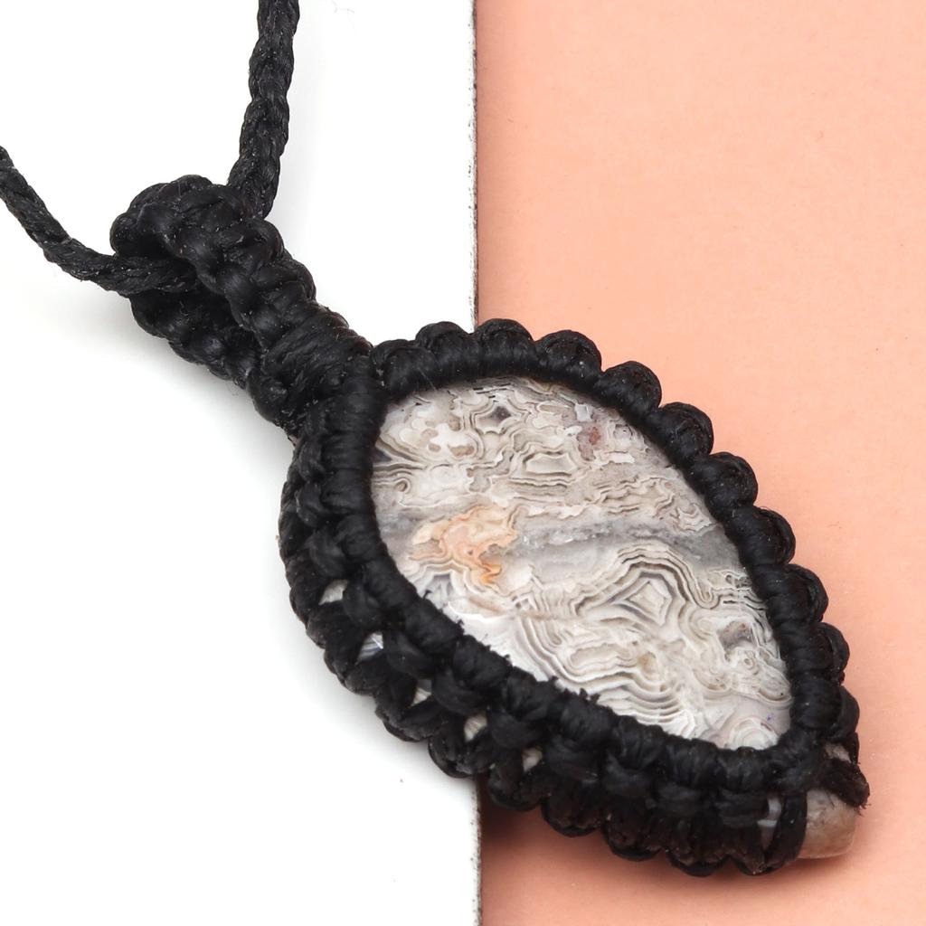 Подвеска-колье макраме ручной работы с натуральным камнем агатом «Сумасшедший кружевной»