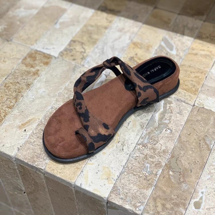 Мягкая подошва с юбкой темперамент фея стиль модные сандалии летняя обувь 2025 нежные сандалии на плоской подошве с открытым носком прилив