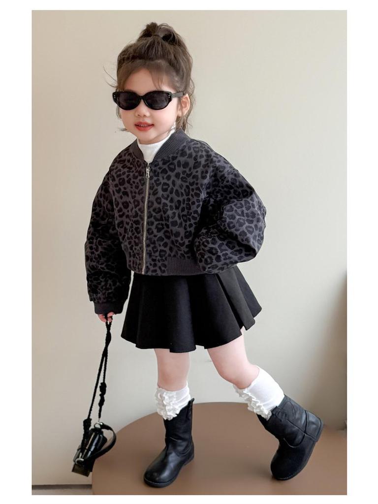 Стильная куртка для девочек с леопардовым принтом - тренд осени 2025