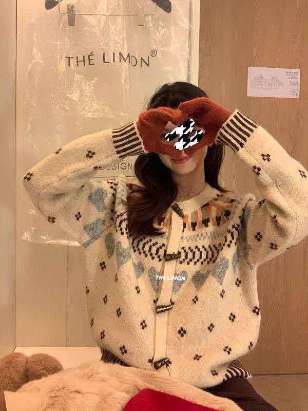 Women's Autumn/Winter Sweater: Heart Floral Print, Horn Buttons, Loose Fit, Slimming, Versatile Outerwear