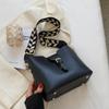Niche Fashion Women's Bags, Popular Bucket Bags, Wide Shoulder Straps 2025 New Casual Single Shoulder Korean Version of Casual Texture Crossbody