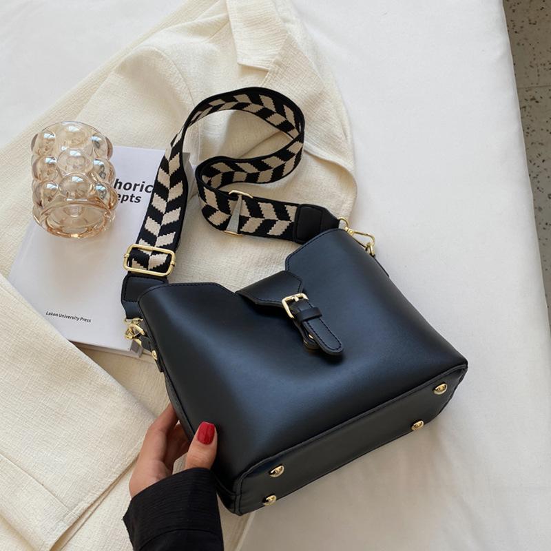 Niche Fashion Women's Bags, Popular Bucket Bags, Wide Shoulder Straps 2025 New Casual Single Shoulder Korean Version of Casual Texture Crossbody