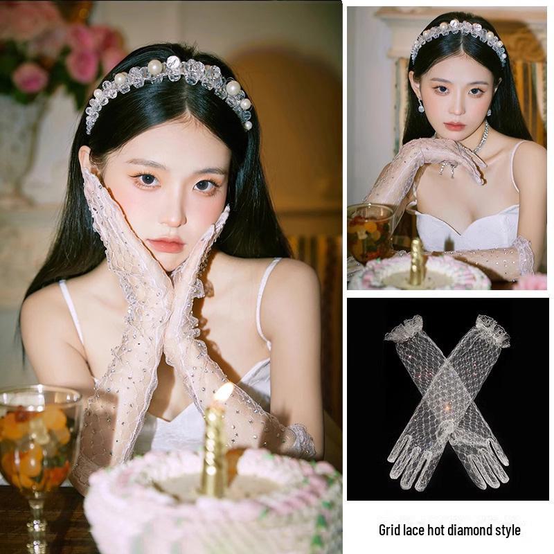 Длинные перчатки из белого атласа и кружева с бриллиантами для свадебных и торжественных фотосессий